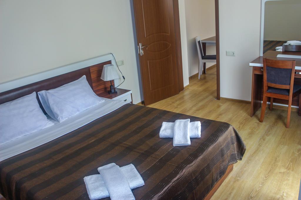 Golden Fleece Hotel อูเรคี ภายนอก รูปภาพ